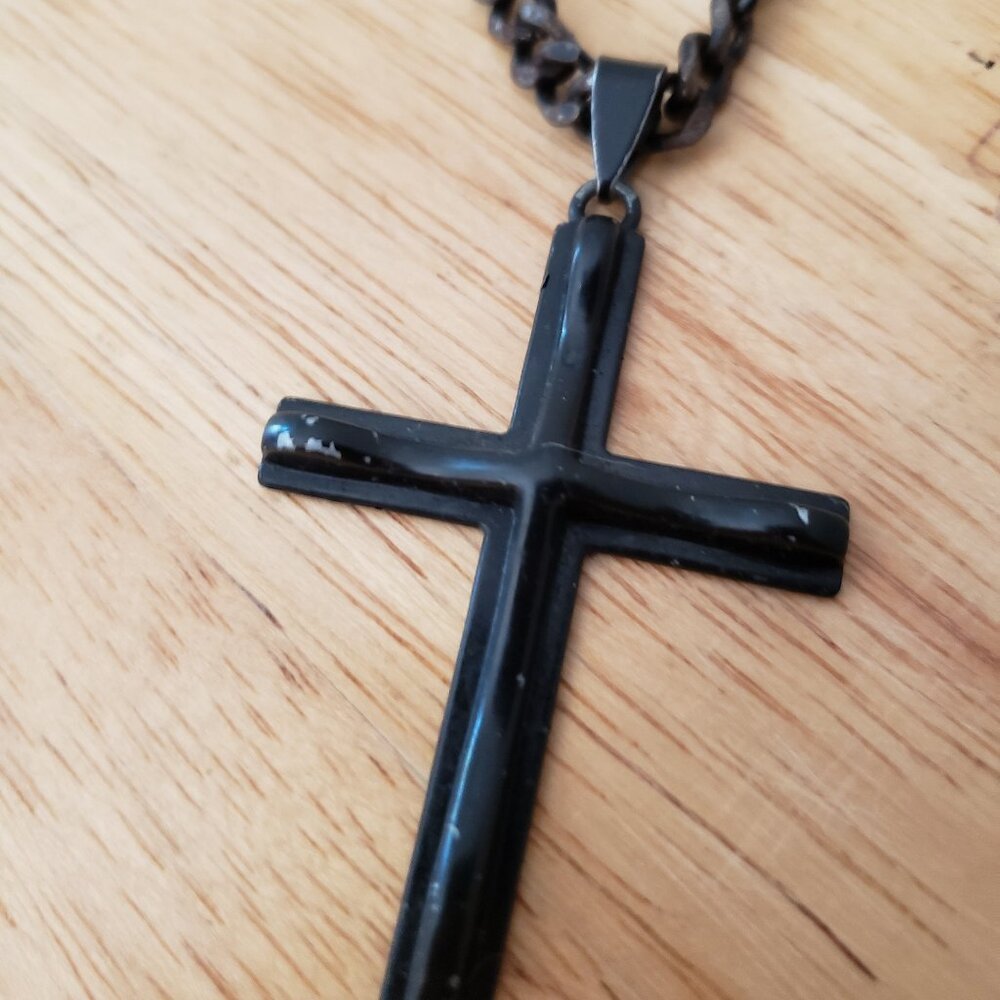 Cross pendent with 23-in chain